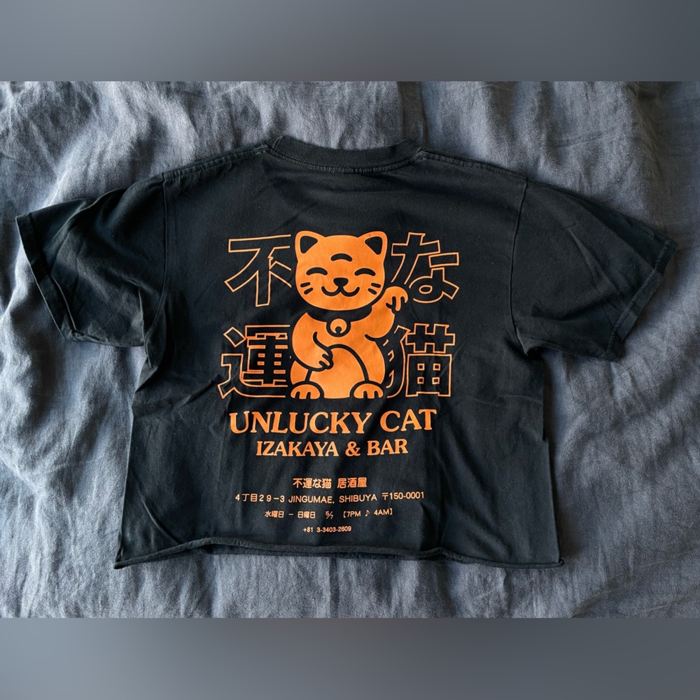 Tokubetsunamono Unlucky Cat Izakaya Bar & Grill Japan Shirt size M (CROPPED!)